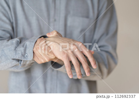 手首が痛い男性　腱鞘炎　捻挫　ボディパーツ 112692337