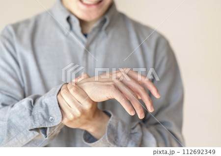 手首が痛い男性 腱鞘炎 捻挫 ボディパーツ 手首が痛い男性 腱鞘炎 捻挫 ボディパーツ 112692349