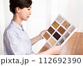 床材のサンプルを見る女性 112692390