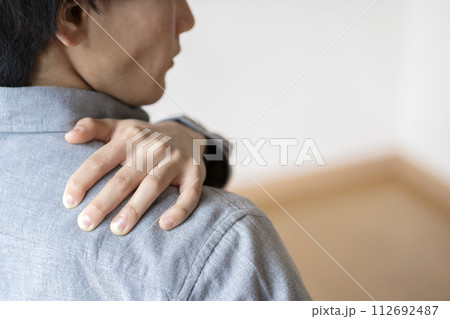 肩が痛い男性　肩痛　肩こり　ボディパーツ 112692487