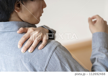 肩が痛い男性　肩痛　肩こり　ボディパーツ 112692488
