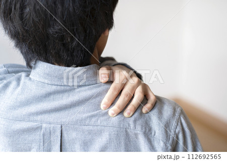 肩が痛い男性 肩痛 肩こり ボディパーツ 肩が痛い男性 肩痛 肩こり ボディパーツ 112692565