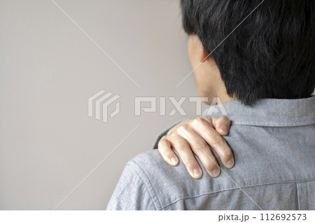 肩が痛い男性 肩痛 肩こり ボディパーツ 肩が痛い男性 肩痛 肩こり ボディパーツ 112692573