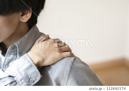肩が痛い男性 肩痛 肩こり ボディパーツ 肩が痛い男性 肩痛 肩こり ボディパーツ 112692574