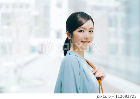 カジュアルなビジネスウーマン 112692725