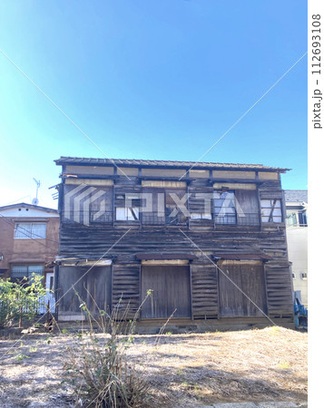 誰も住んでいない2階建てアパート 112693108