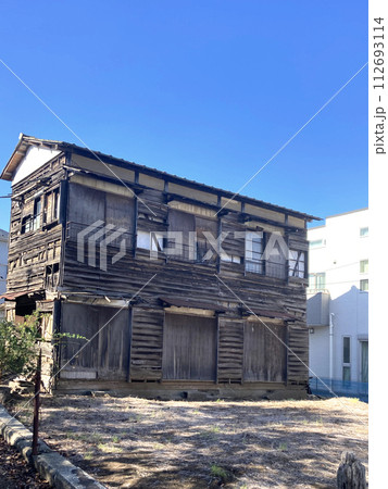 誰も住んでいない2階建てアパート 112693114