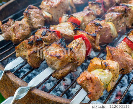 バーベキュー（BBQ,肉,焼く,串,アップ,シズル,俯瞰） 112693133