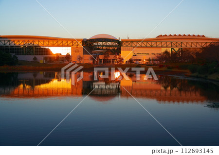 秋の夕日に照らされたモリコロパーク　アイススケート場とジブリの大倉庫 112693145