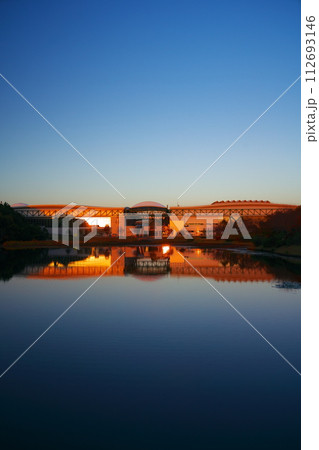 秋の夕日に照らされたモリコロパーク アイススケート場とジブリの大倉庫 秋の夕日に照らされたモリコロパーク アイススケート場とジブリの大倉庫 112693146