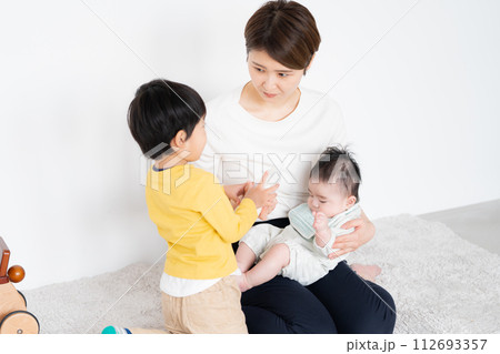 生後4ヶ月の男の子にミルクをあげる母親 生後4ヶ月の男の子にミルクをあげる母親 112693357