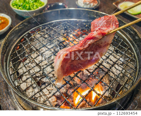 焼肉(BBQ,シズル,焼く,アップ,俯瞰) 焼肉(BBQ,シズル,焼く,アップ,俯瞰) 112693454