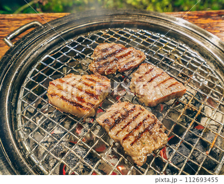 焼肉(BBQ,シズル,焼く,アップ,俯瞰) 焼肉(BBQ,シズル,焼く,アップ,俯瞰) 112693455