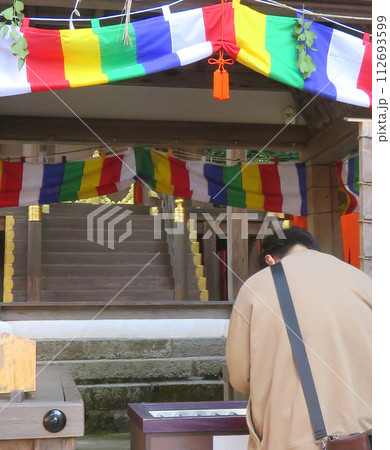 神社で参拝する男性 112693599