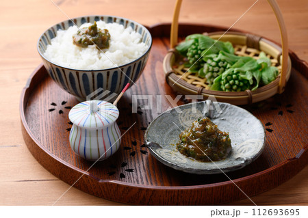 早春の食材 ふきのとう味噌 (ふきみそ)ふきのとう 112693695