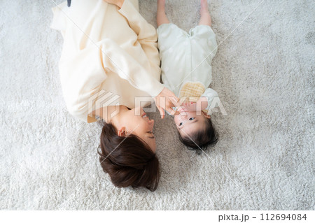 生後4ヶ月の男の子を寝かしつける母親 112694084