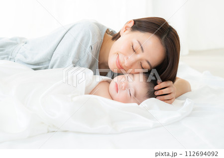 生後4ヶ月の男の子を寝かしつける母親 112694092