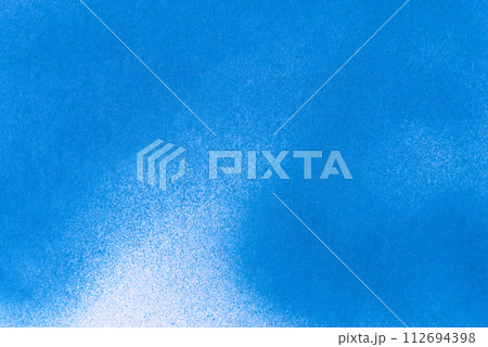 スプレー塗料の青色の背景 112694398