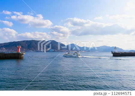 関門海峡を行き交うフェリーと恋人灯台 関門海峡を行き交うフェリーと恋人灯台 112694571