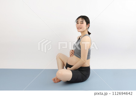 マタニティヨガ　ストレッチ　運動　正座　20代女性 112694642