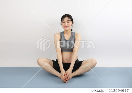 マタニティヨガ ストレッチ 運動 正座 20代女性 マタニティヨガ ストレッチ 運動 正座 20代女性 112694657