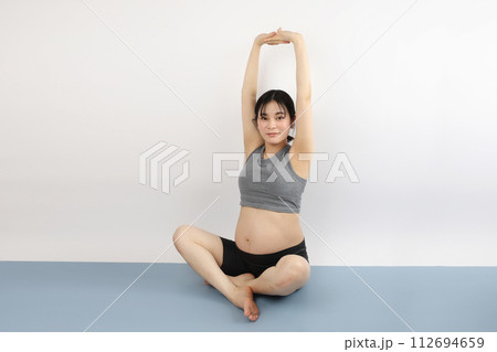 マタニティヨガ　ストレッチ　運動　正座　20代女性 112694659