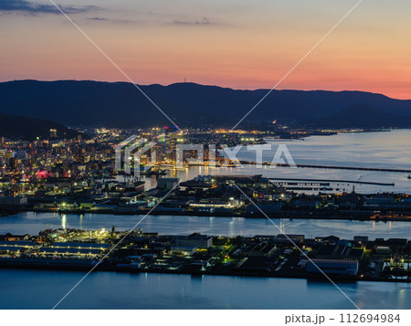屋島の頂上からみる高松市の風景　夜景　香川県　 112694984