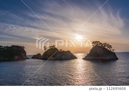 (静岡県)西伊豆町堂ヶ島 夕暮れ (静岡県)西伊豆町堂ヶ島 夕暮れ 112695608