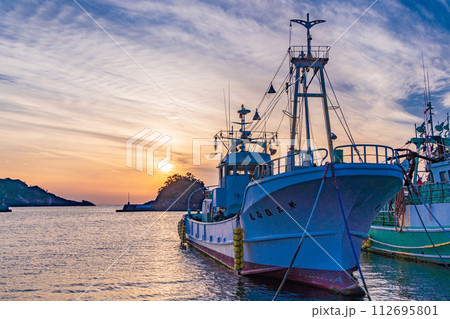 （静岡県）西伊豆町堂ヶ島・仁科魚港の漁船　夕暮れ 112695801