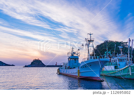 (静岡県)西伊豆町堂ヶ島・仁科魚港の漁船 夕暮れ (静岡県)西伊豆町堂ヶ島・仁科魚港の漁船 夕暮れ 112695802