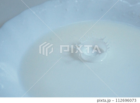 牛乳で作った王冠 112696073