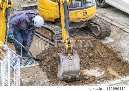 道路工事 ショベル スコップ 作業員 油圧ショベル 掘削工事 道路工事 ショベル スコップ 作業員 油圧ショベル 掘削工事 112696112