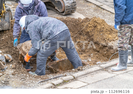 マンホール嵩上げ工事　既存マンホール蓋取外し　レベル調整 112696116