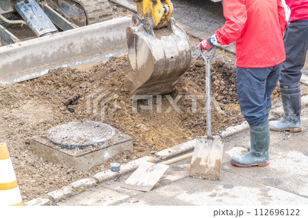 道路工事 ショベル スコップ 作業員 油圧ショベル 掘削工事 道路工事 ショベル スコップ 作業員 油圧ショベル 掘削工事 112696122