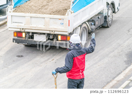 道路工事 ダンプ 搬入 誘導 作業員 道路工事 ダンプ 搬入 誘導 作業員 112696123