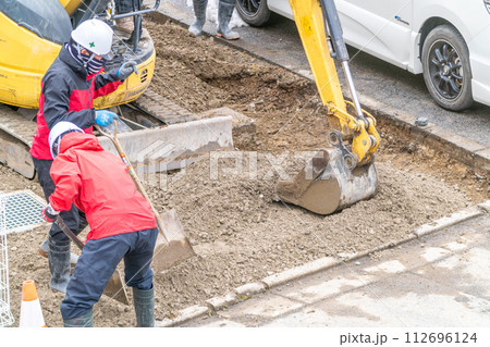 道路工事 ショベル スコップ 作業員 油圧ショベル 掘削工事 道路工事 ショベル スコップ 作業員 油圧ショベル 掘削工事 112696124