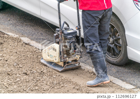 道路工事　プレートコンパクター　転圧作業 112696127