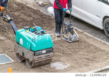 道路工事　振動ローラー　プレートコンパクター　転圧作業 112696128