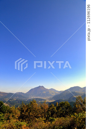 蛇越展望所から望む秋の由布岳と由布市 ( 11月 / 大分県 由布市 ) 蛇越展望所から望む秋の由布岳と由布市 ( 11月 / 大分県 由布市 ) 112696196