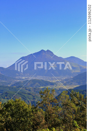蛇越展望所から望む秋の由布岳と由布市 ( 11月 / 大分県 由布市 ) 蛇越展望所から望む秋の由布岳と由布市 ( 11月 / 大分県 由布市 ) 112696202