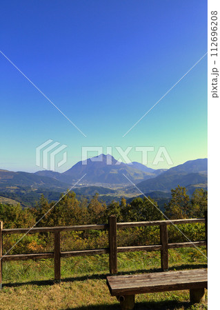 蛇越展望所から望む秋の由布岳と由布市 ( 11月 / 大分県 由布市 ) 蛇越展望所から望む秋の由布岳と由布市 ( 11月 / 大分県 由布市 ) 112696208