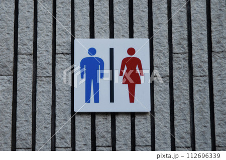 屋外の男女共用トイレの標示 屋外の男女共用トイレの標示 112696339