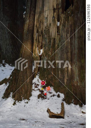 誰もいない静寂:座敷わらし伝説が残る雪景色の早池峯神社 112696398