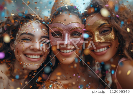 A beautiful woman in a mysterious Venetian mask 112696549
