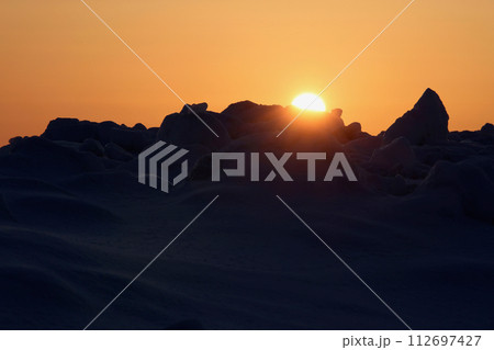 流氷山脈落日 112697427