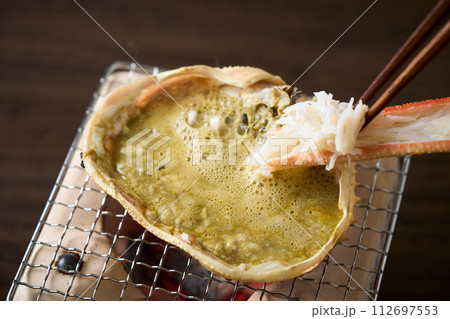 蟹味噌にほぐし身を入れる 112697553