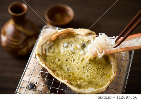 蟹味噌にほぐし身を入れる 112697556