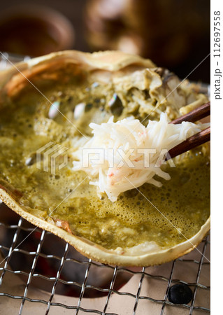 蟹味噌にほぐし身を入れる 蟹味噌にほぐし身を入れる 112697558