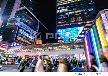 日本の東京都市景観 春めくようなカラフルなデザインに変身した渋谷駅エレベーターや観光客で賑わう駅前 112697567
