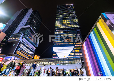 日本の東京都市景観 春めくようなカラフルなデザインに変身した渋谷駅エレベーターや観光客で賑わう駅前 日本の東京都市景観 春めくようなカラフルなデザインに変身した渋谷駅エレベーターや観光客で賑わう駅前 112697569